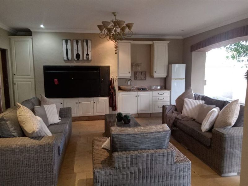 Luxury Family Home with Exceptional Features - Photo 2
