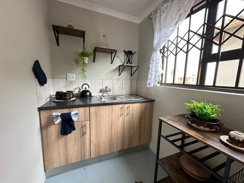 2 BEDROOM 1 BATHROOM MODERN APARTMENT FOR SALE IN PALM CITY - Photo 5