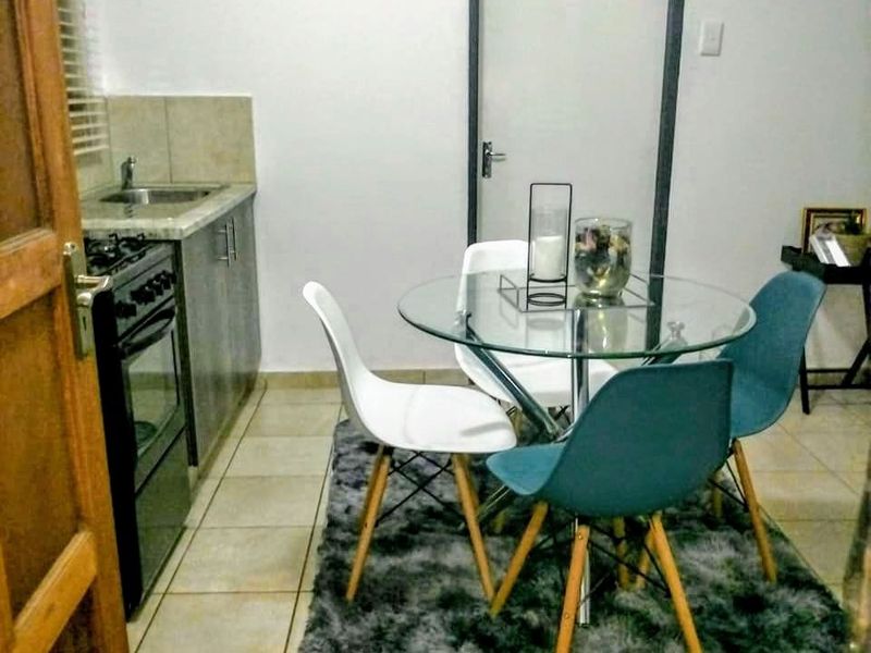 Stylish 1-Bedroom Ground Floor Unit in Prime Location - Photo 4