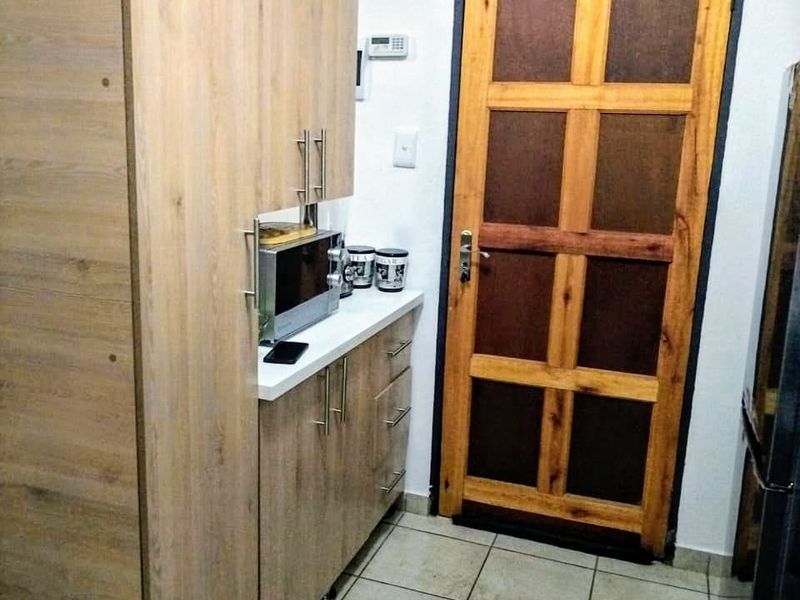 Stylish 1-Bedroom Ground Floor Unit in Prime Location - Photo 3