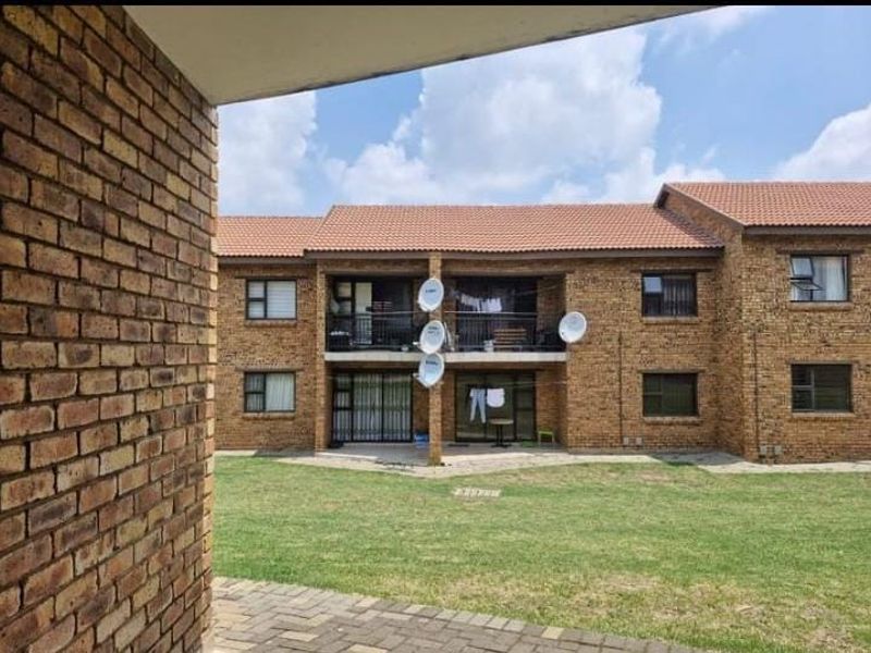 Stylish 1-Bedroom Ground Floor Unit in Prime Location - Photo 9