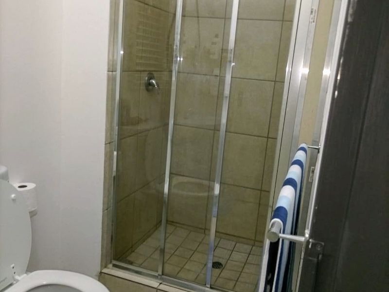 Stylish 1-Bedroom Ground Floor Unit in Prime Location - Photo 8