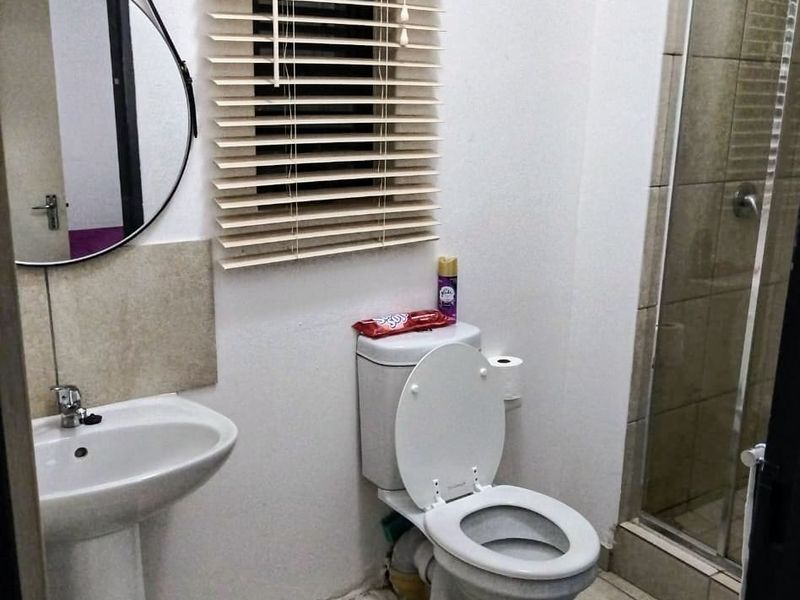 Stylish 1-Bedroom Ground Floor Unit in Prime Location - Photo 7