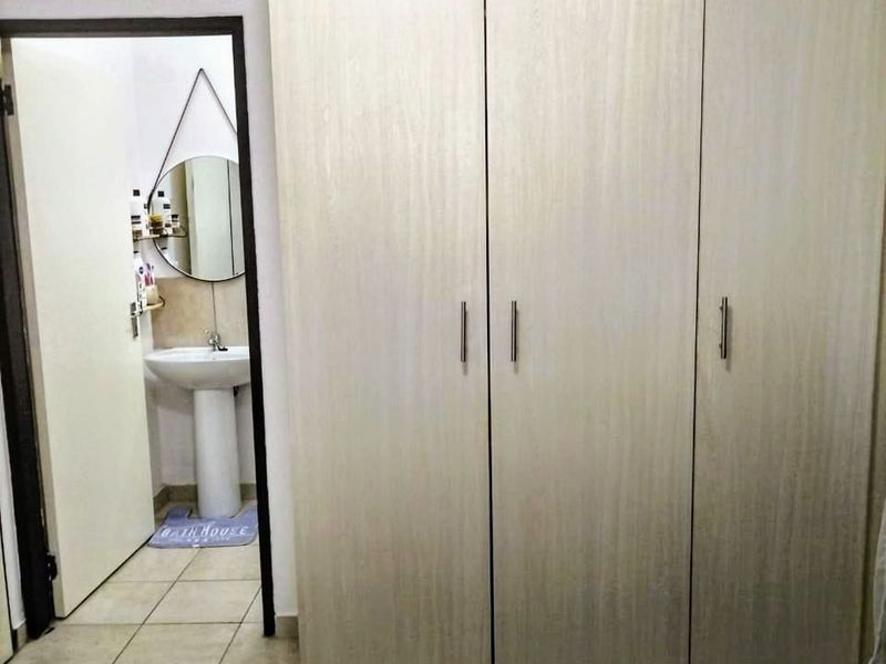 Stylish 1-Bedroom Ground Floor Unit in Prime Location - Photo 6