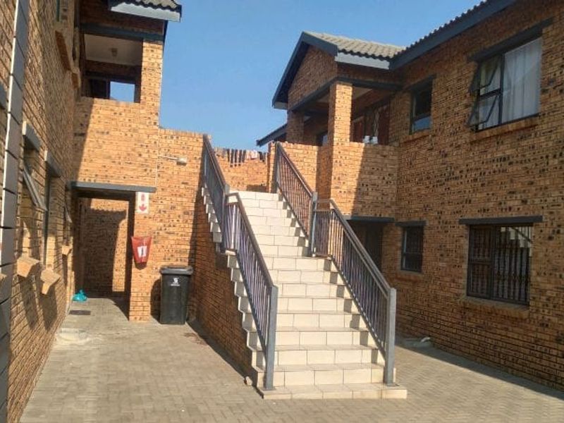 Stylish 1-Bedroom Ground Floor Unit in Prime Location - Photo 2