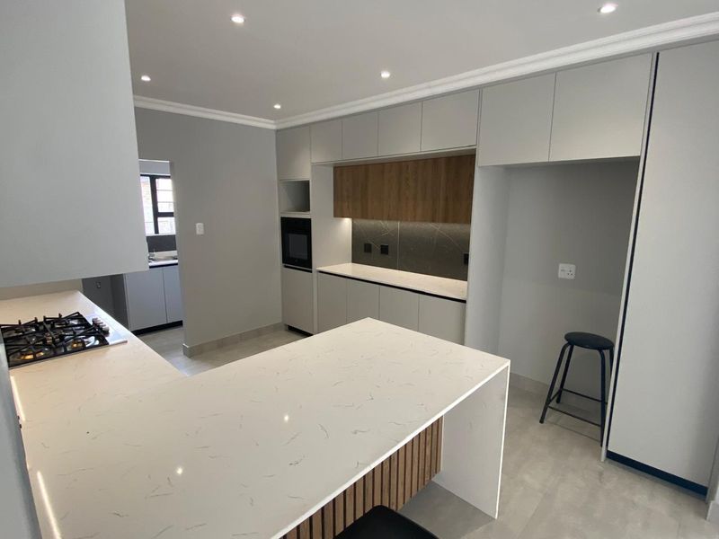 STUNNING MODERN 4-BEDROOM HOME | 198m2 UNDER ROOF | SOLAR & POOL - Photo 5