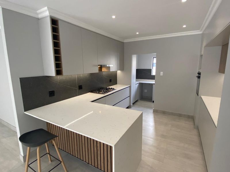 STUNNING MODERN 4-BEDROOM HOME | 198m2 UNDER ROOF | SOLAR & POOL - Photo 4