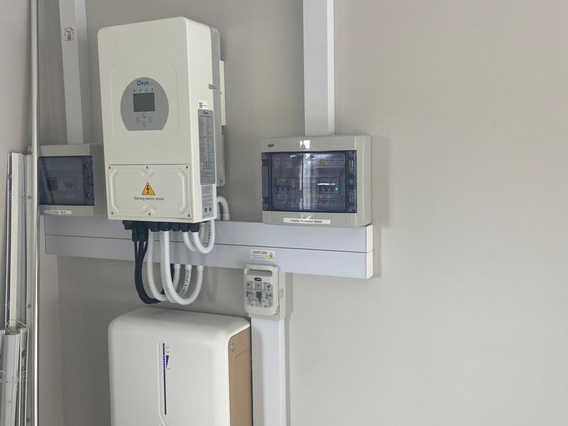 STUNNING MODERN 4-BEDROOM HOME | 198m2 UNDER ROOF | SOLAR & POOL - Photo 3