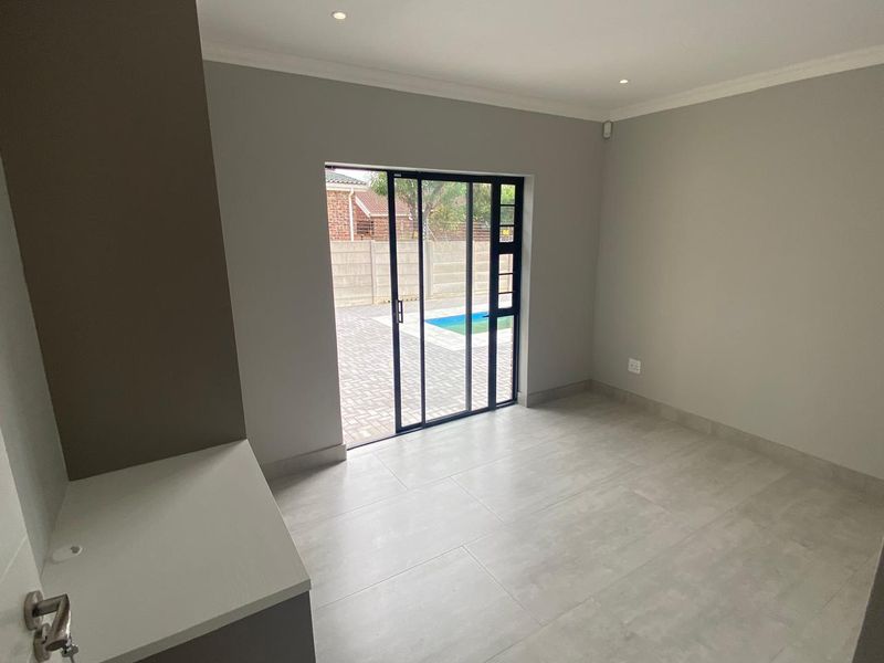 STUNNING MODERN 4-BEDROOM HOME | 198m2 UNDER ROOF | SOLAR & POOL - Photo 10