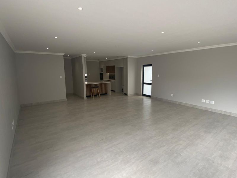 STUNNING MODERN 4-BEDROOM HOME | 198m2 UNDER ROOF | SOLAR & POOL - Photo 9