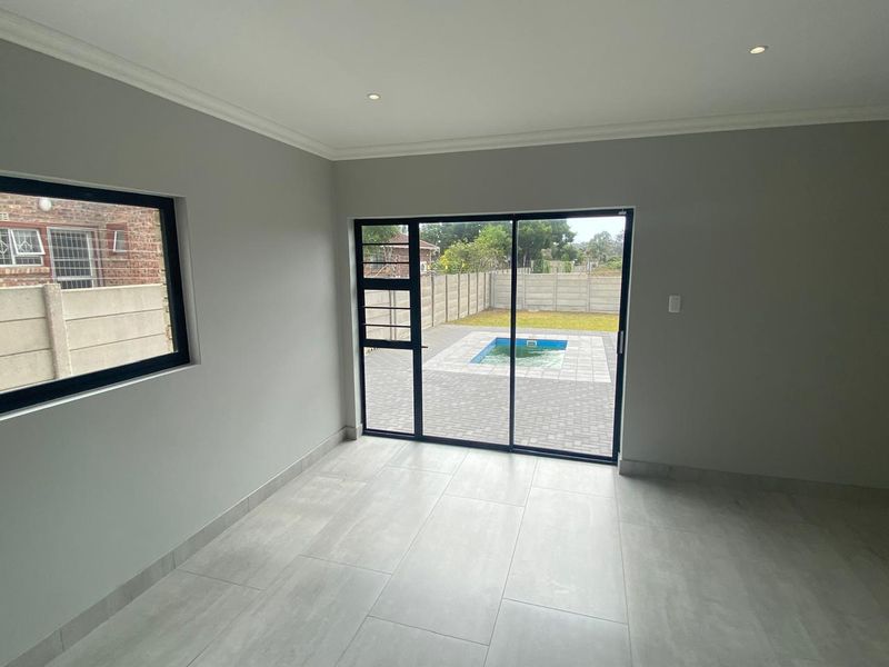 STUNNING MODERN 4-BEDROOM HOME | 198m2 UNDER ROOF | SOLAR & POOL - Photo 8