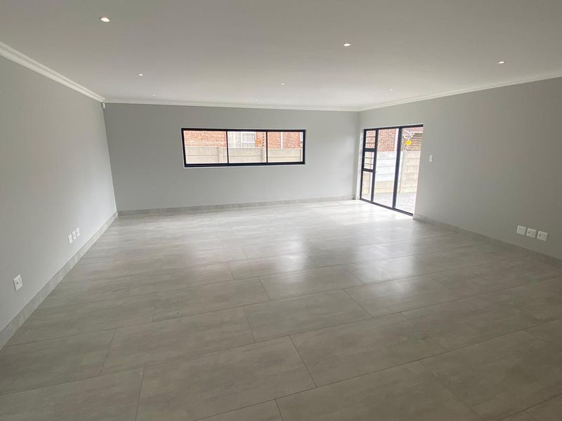 STUNNING MODERN 4-BEDROOM HOME | 198m2 UNDER ROOF | SOLAR & POOL - Photo 7