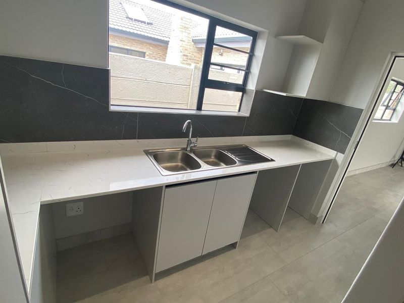 STUNNING MODERN 4-BEDROOM HOME | 198m2 UNDER ROOF | SOLAR & POOL - Photo 2