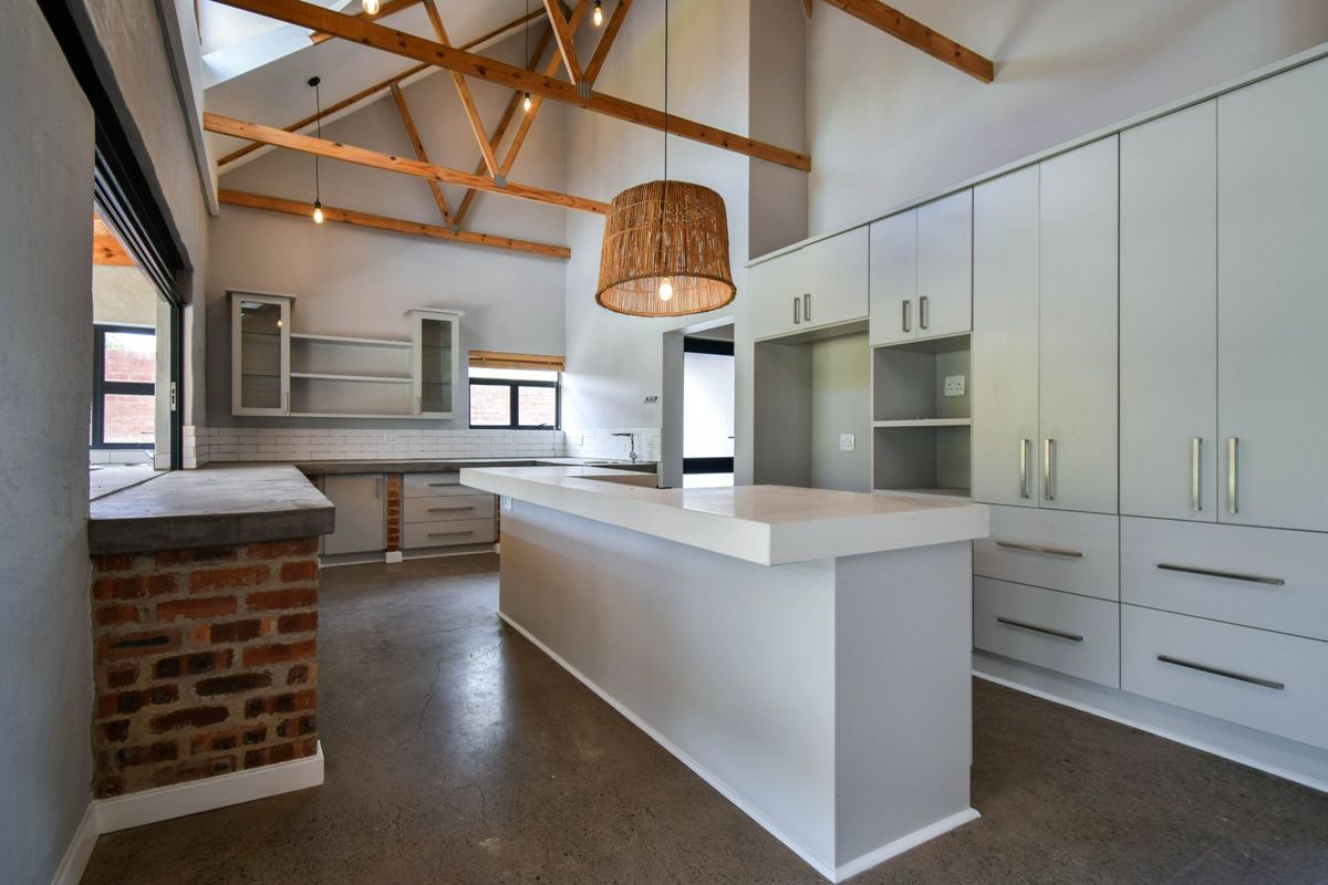 Elegant Living in Prestigious Waterlake Farm Estate - Photo 4