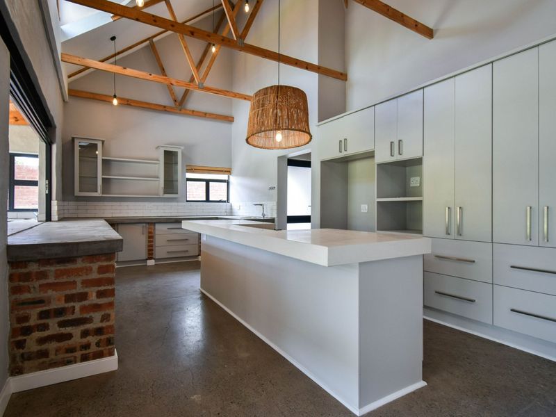 Elegant Living in Prestigious Waterlake Farm Estate - Photo 4