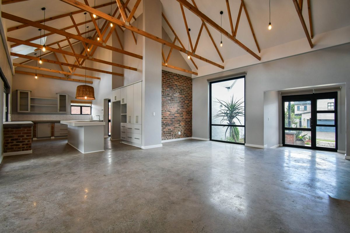 Elegant Living in Prestigious Waterlake Farm Estate - Photo 3