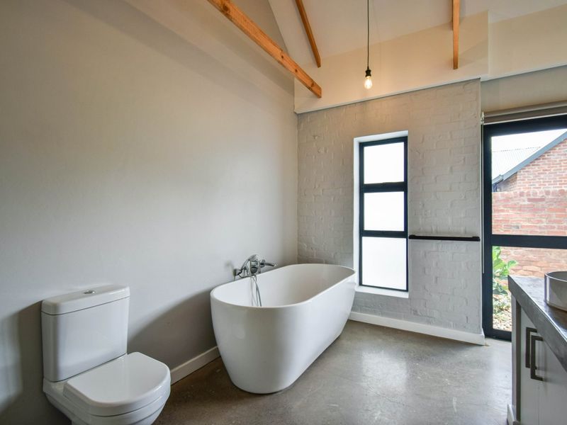 Elegant Living in Prestigious Waterlake Farm Estate - Photo 10