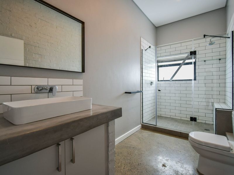 Elegant Living in Prestigious Waterlake Farm Estate - Photo 8