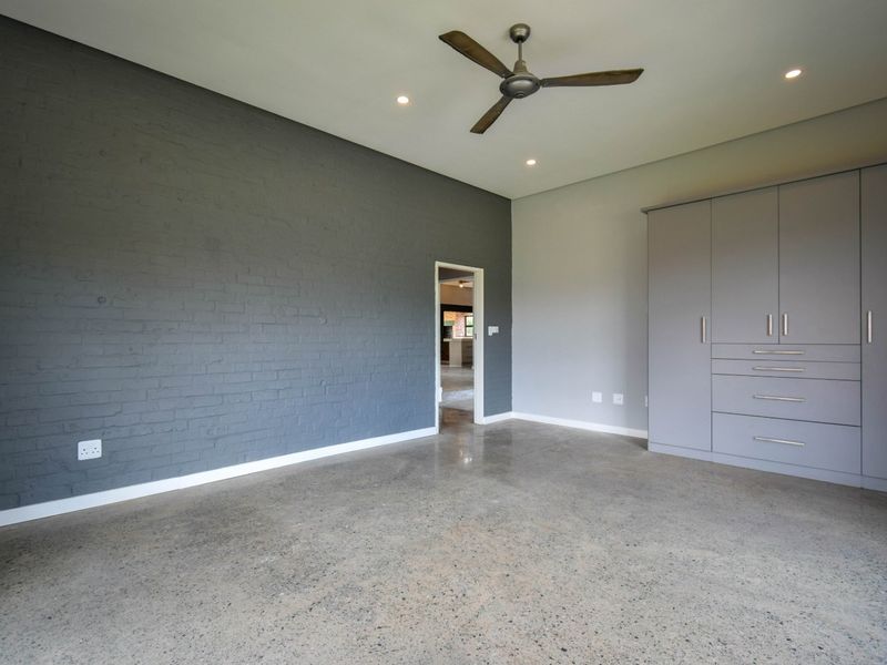 Elegant Living in Prestigious Waterlake Farm Estate - Photo 7