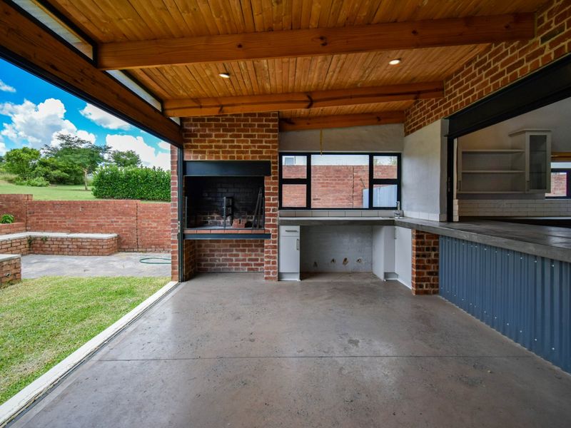 Elegant Living in Prestigious Waterlake Farm Estate - Photo 6