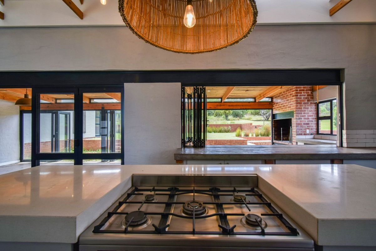 Elegant Living in Prestigious Waterlake Farm Estate - Photo 5