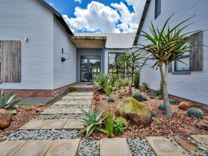 Elegant Living in Prestigious Waterlake Farm Estate - Photo 2