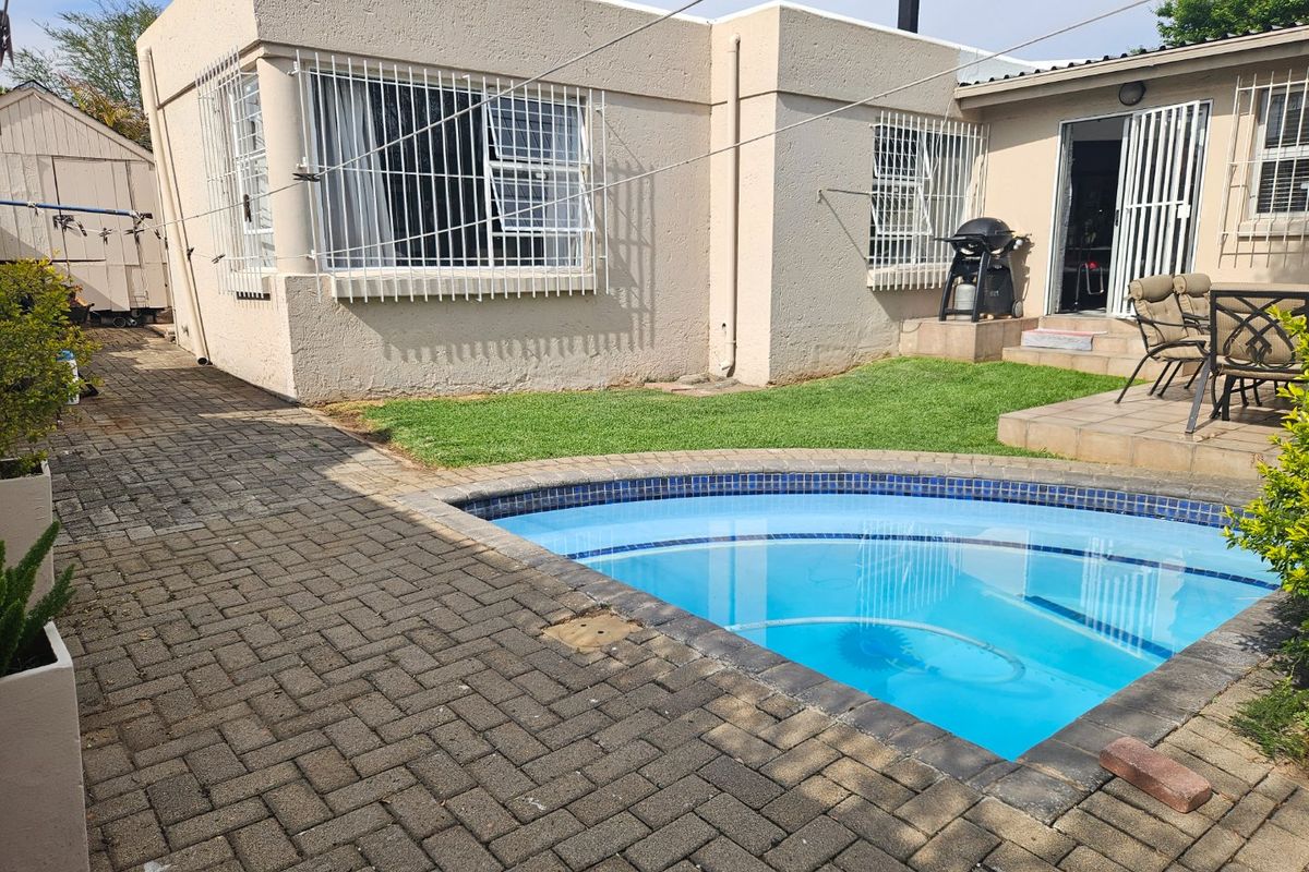 Charming 3-Bedroom Home with Garden, Pet-Friendly Living!!! - Photo 3