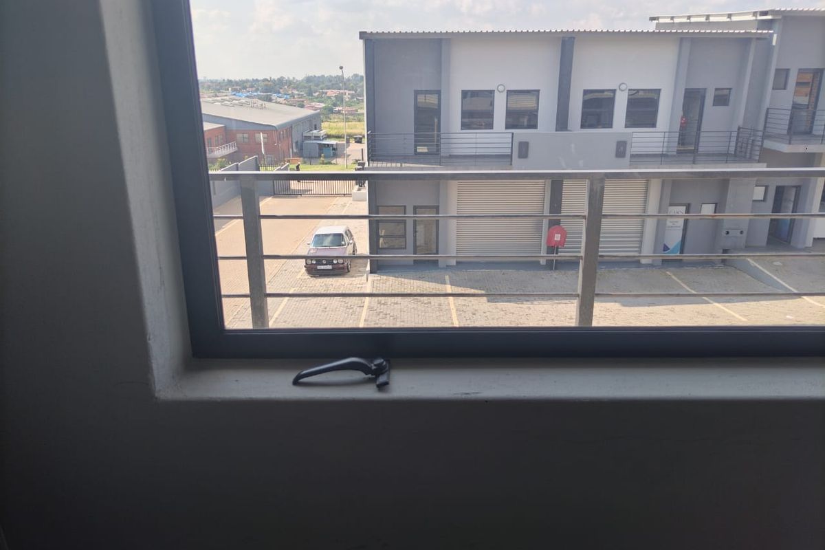 Modern Office Space to Let in Clayville, Olifantsfontein - Photo 3