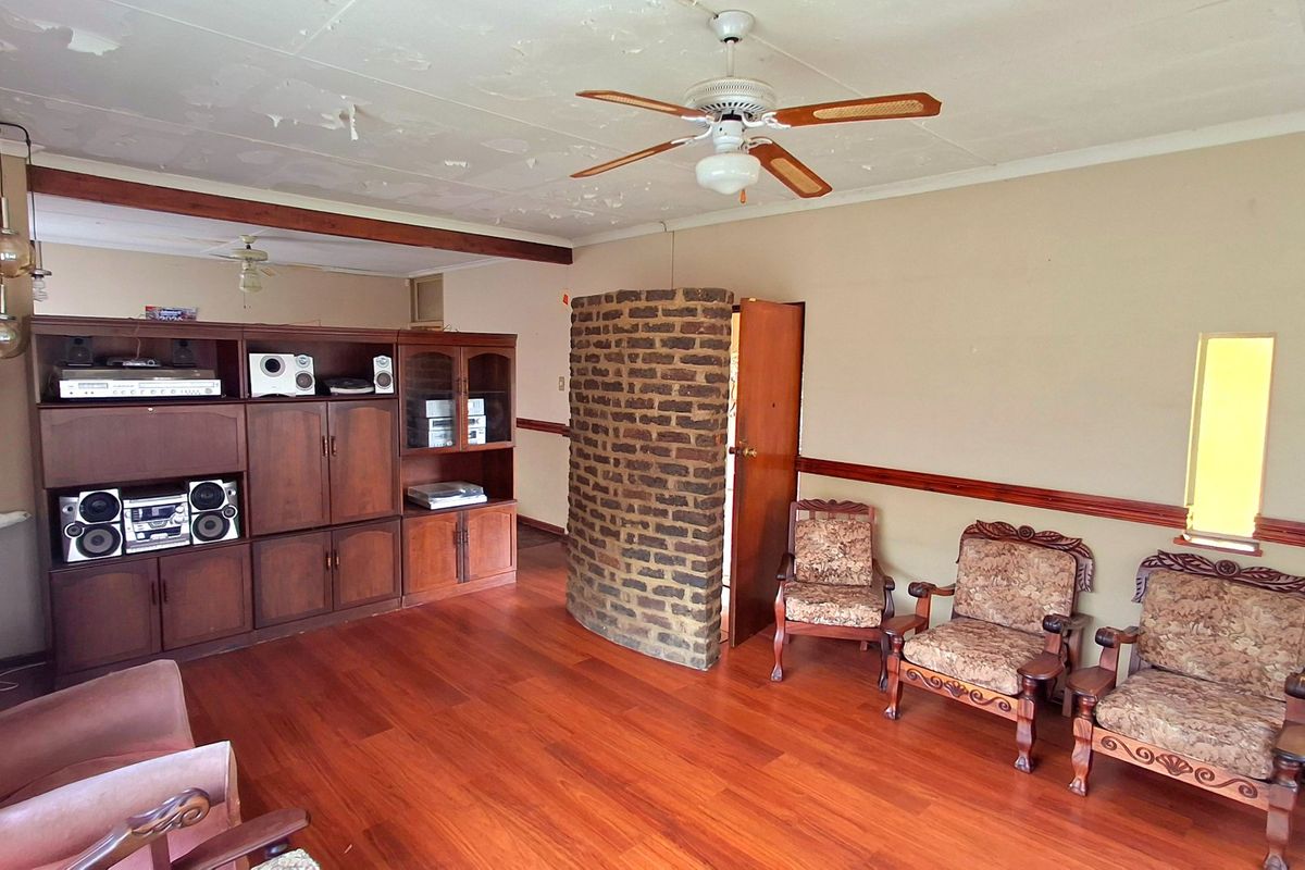 3 Bedrooms home for sale in Sasolburg close to high school and primary school  - Photo 2