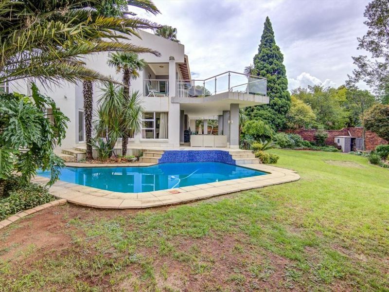 Spacious Family Home with Exceptional Amenities - Photo 3