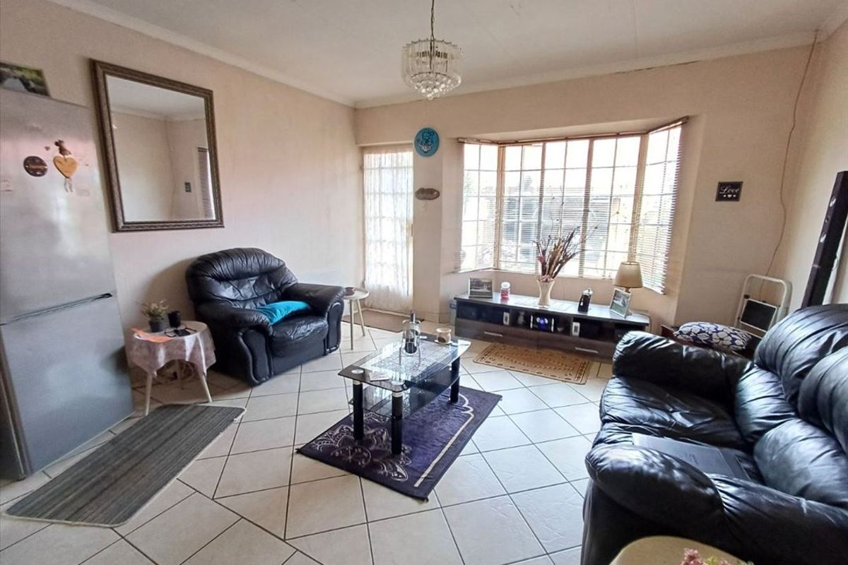 Charming Two-Bedroom Home with Pool - Photo 2