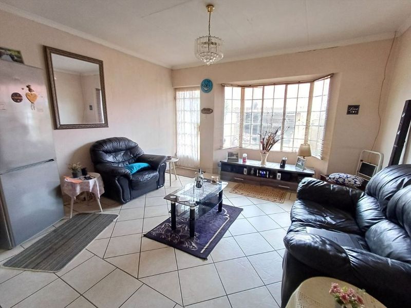 Charming Two-Bedroom Home with Pool - Photo 2