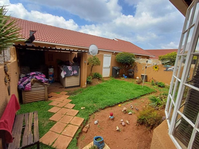 Charming Two-Bedroom Home with Pool - Photo 3