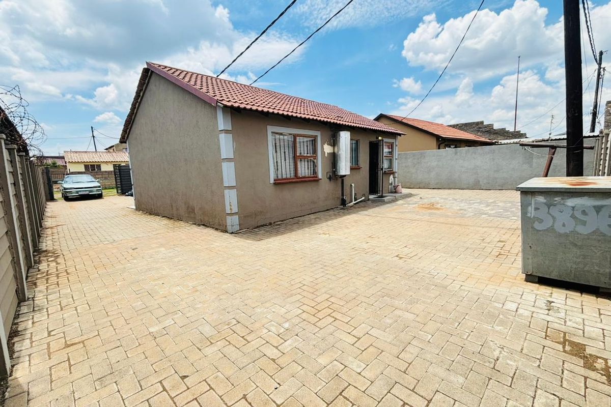 Affordable 2 bedroom house with big stand  for sale in Palm Spring. - Photo 3