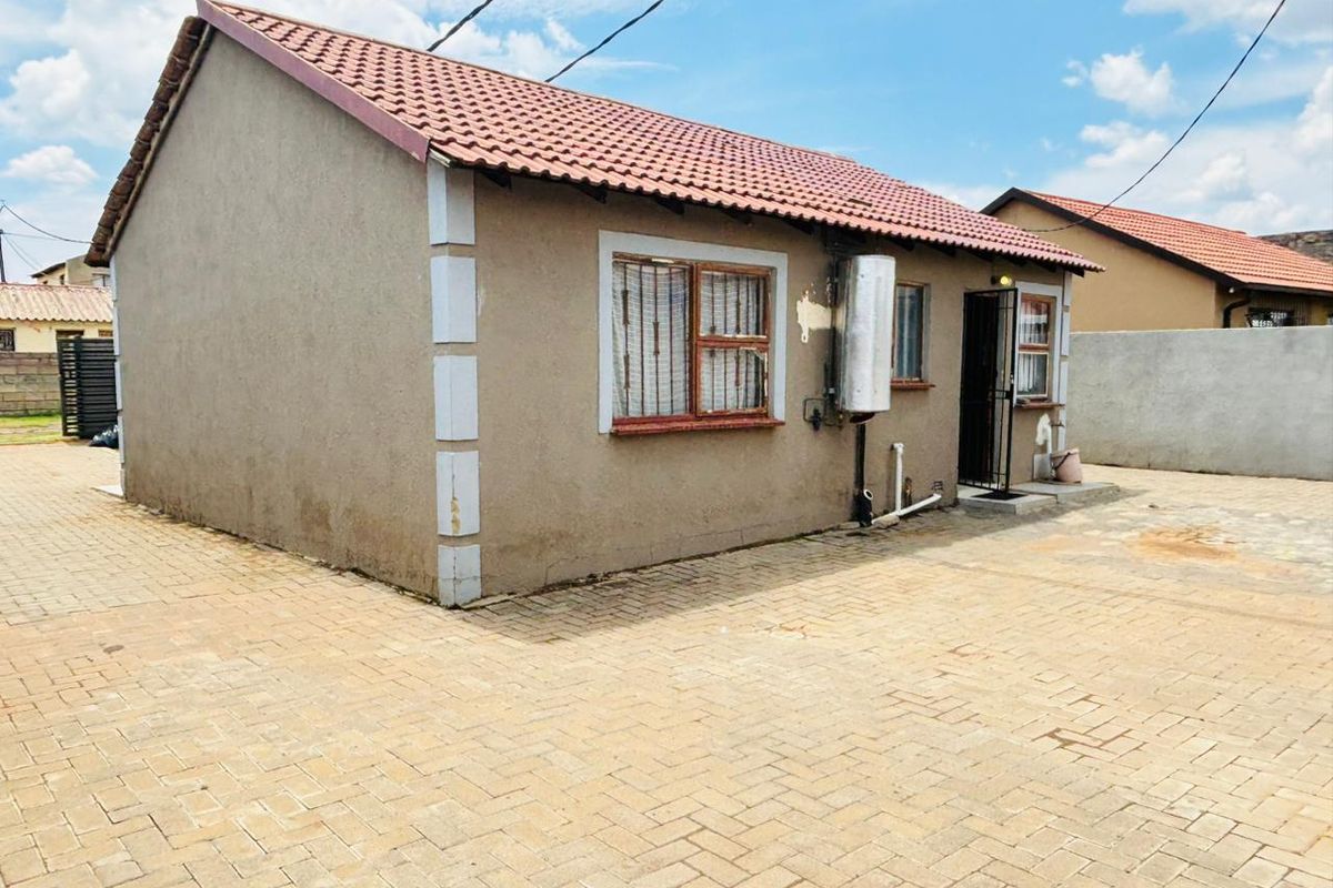 Affordable 2 bedroom house with big stand  for sale in Palm Spring. - Photo 4