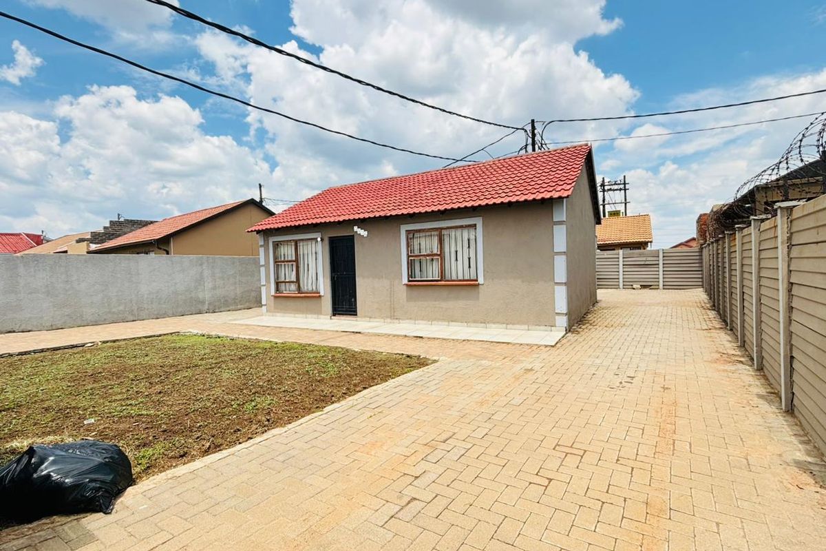 Affordable 2 bedroom house with big stand  for sale in Palm Spring. - Photo 2