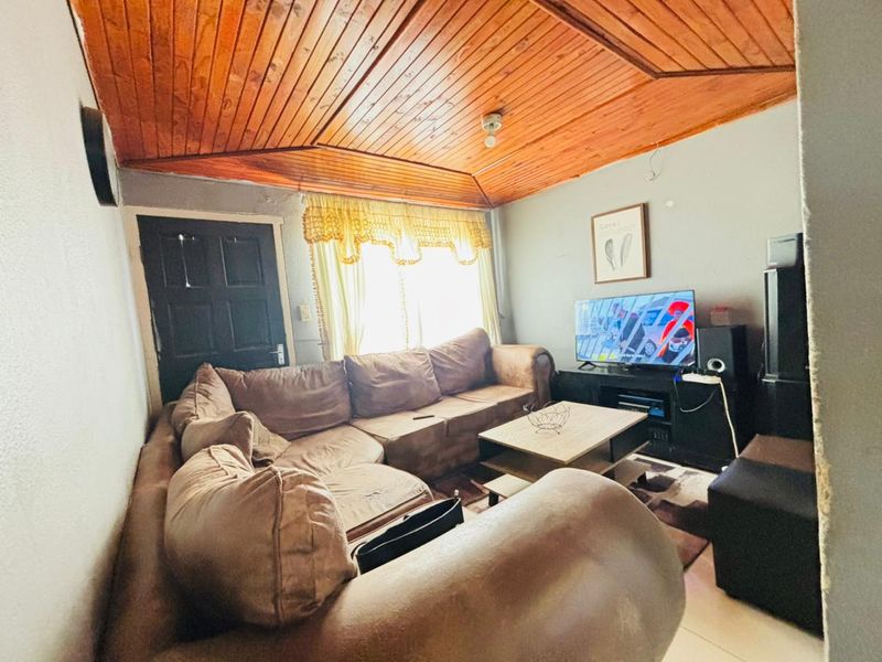 Affordable 2 bedroom house with big stand  for sale in Palm Spring. - Photo 6