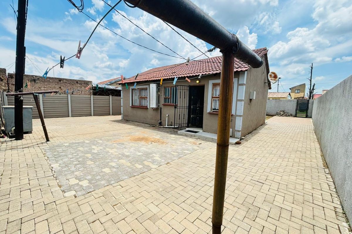 Affordable 2 bedroom house with big stand  for sale in Palm Spring. - Photo 5