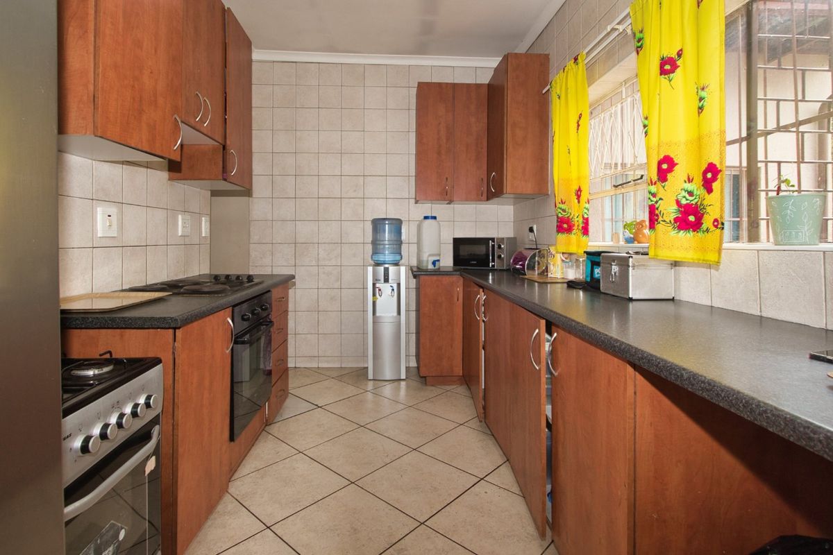 Spacious family home on a huge stand with ample parking - Photo 3