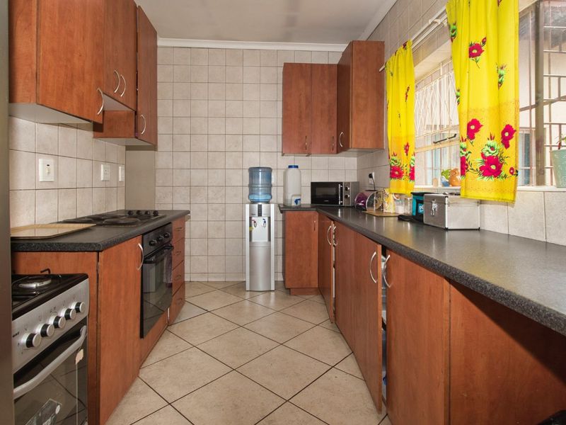 Spacious family home on a huge stand with ample parking - Photo 3