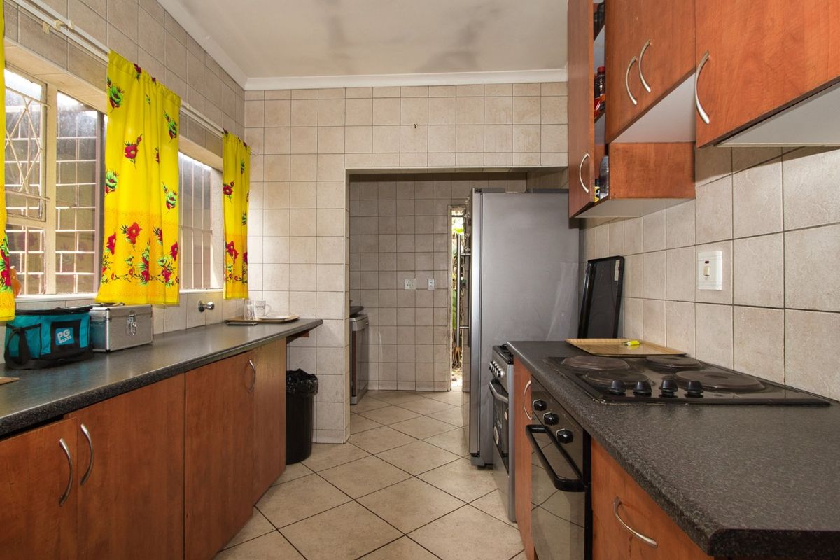 Spacious family home on a huge stand with ample parking - Photo 4