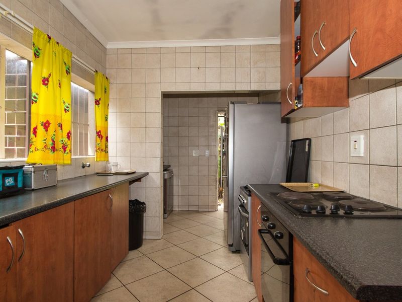 Spacious family home on a huge stand with ample parking - Photo 4