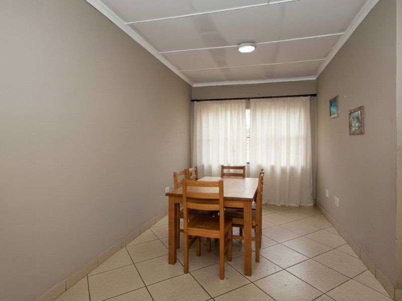 Spacious family home on a huge stand with ample parking - Photo 10