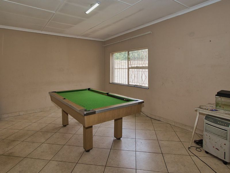 Spacious family home on a huge stand with ample parking - Photo 9