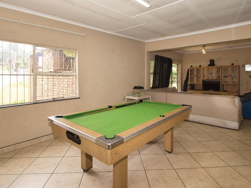 Spacious family home on a huge stand with ample parking - Photo 8