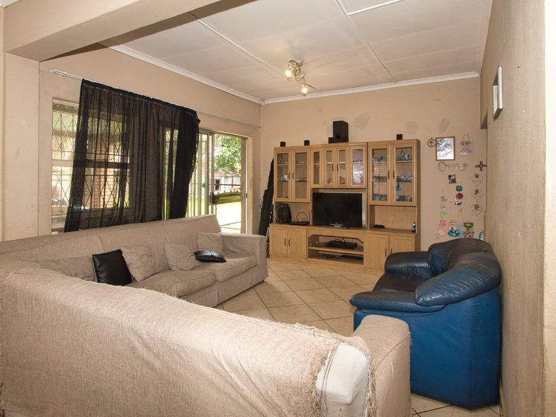 Spacious family home on a huge stand with ample parking - Photo 7