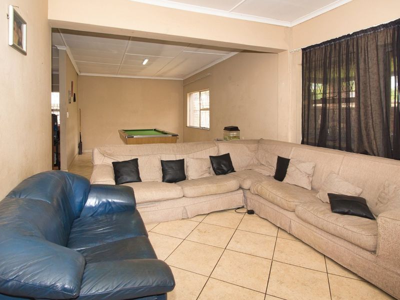 Spacious family home on a huge stand with ample parking - Photo 6