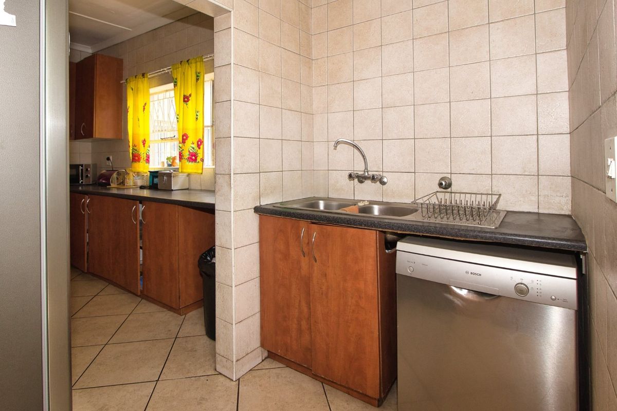 Spacious family home on a huge stand with ample parking - Photo 5