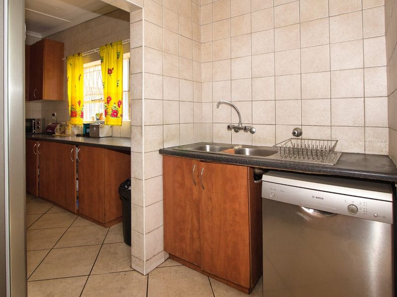 Spacious family home on a huge stand with ample parking - Photo 5