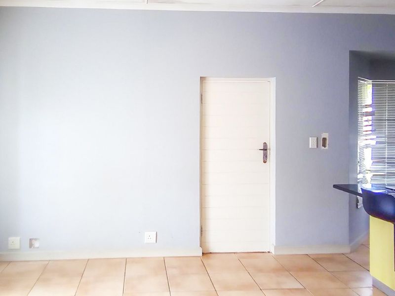 Coralwood Calling – Beacon Bay Bargain with a View with Cost Reductions. Beacon Bay living with a splash and a dash of DIY! - Photo 3